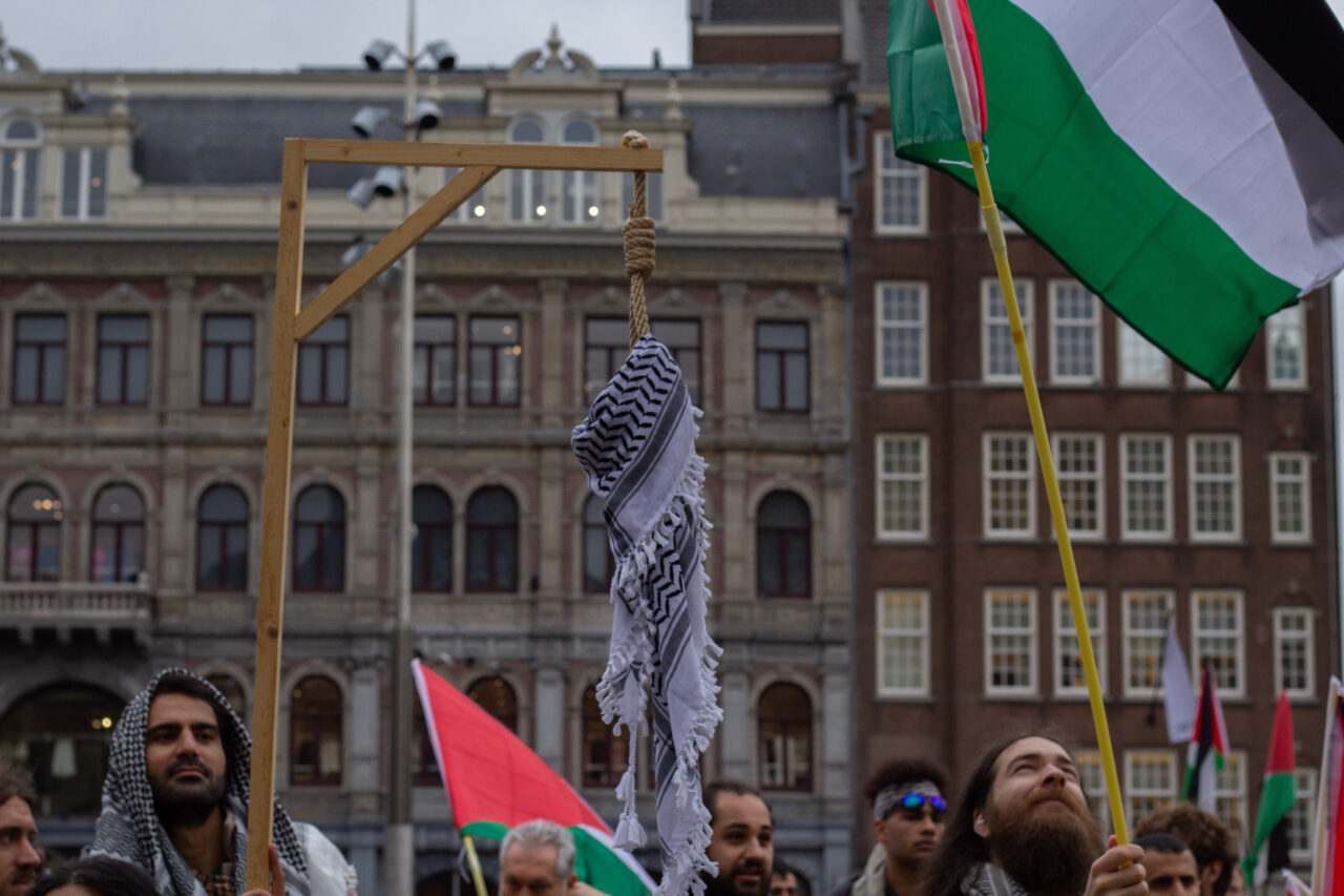 AMSTERDAM (AA) – Hollanda'nın başkenti Amsterdam'da Filistin destekçisi göstericiler, "Filistinli