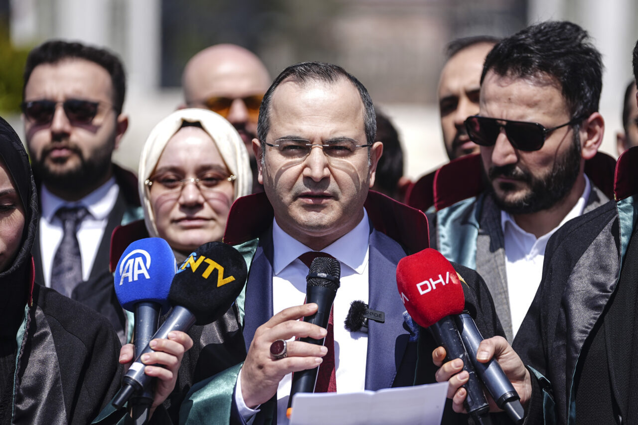 - Hukukçular Derneği Genel Başkanı Mehmet Melih Gülseren:
- "Bu yasayla