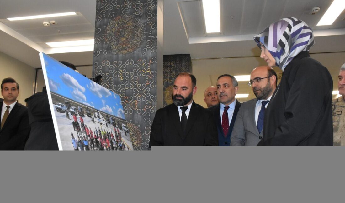 - Anadolu Ajansı ve Van Emniyet Müdürlüğü işbirliğiyle açılan sergide