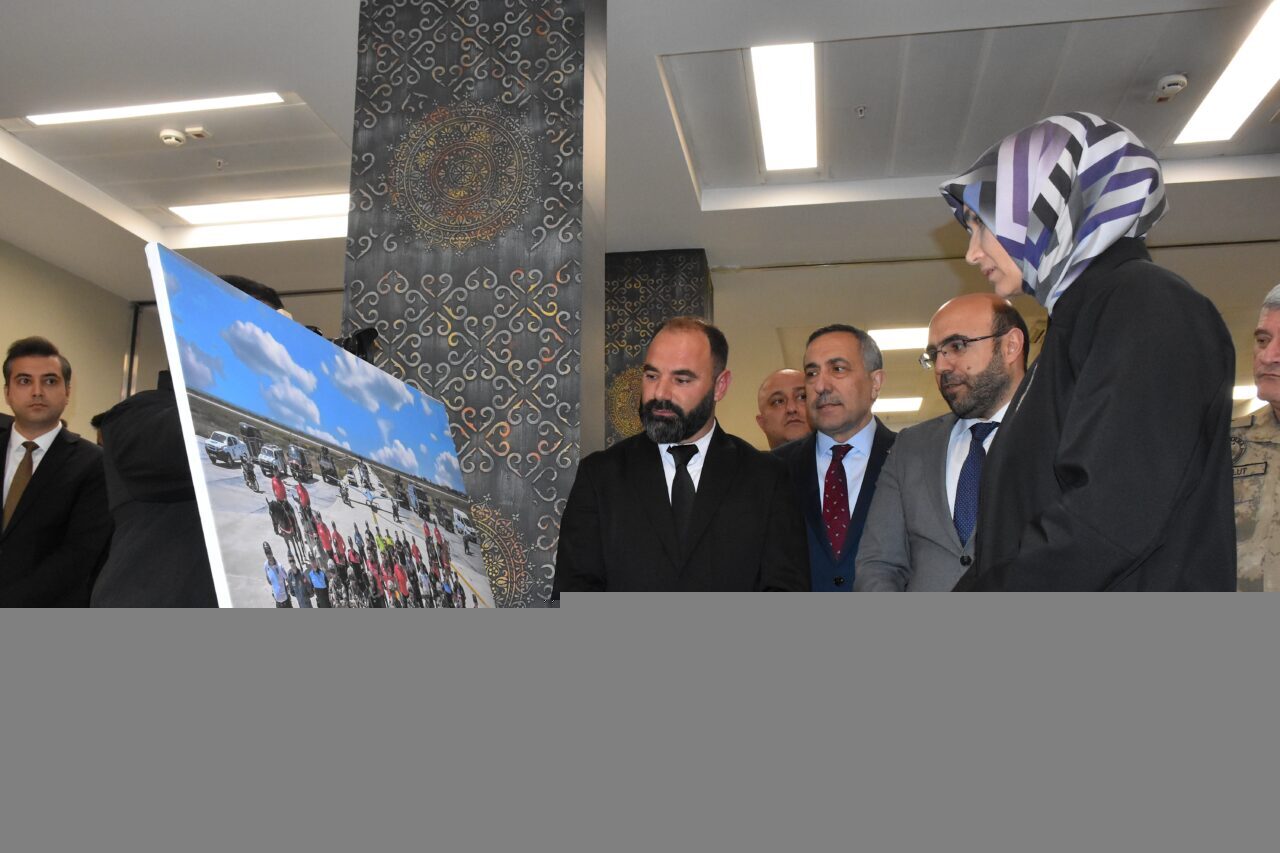 - Anadolu Ajansı ve Van Emniyet Müdürlüğü işbirliğiyle açılan sergide
