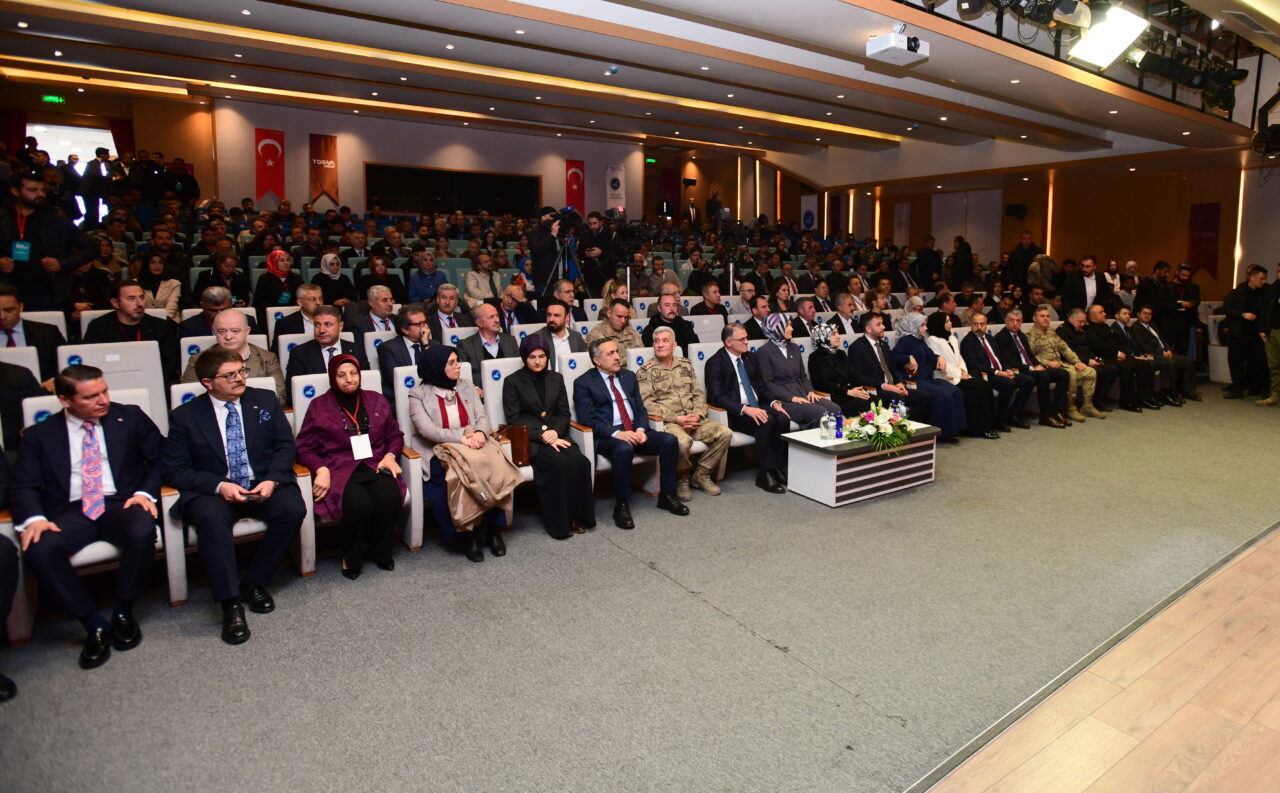 - "Kadınlarımızla, kızlarımızla, gençlerimizle yakın iletişim kurmaya çalışıyoruz. Biz yetişirken