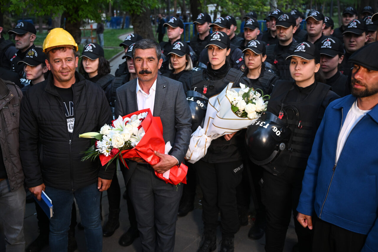 - "Emekçilerimizin eylemi polislere çiçek vererek sonlandırması, milletimizin özünde taşıdığı