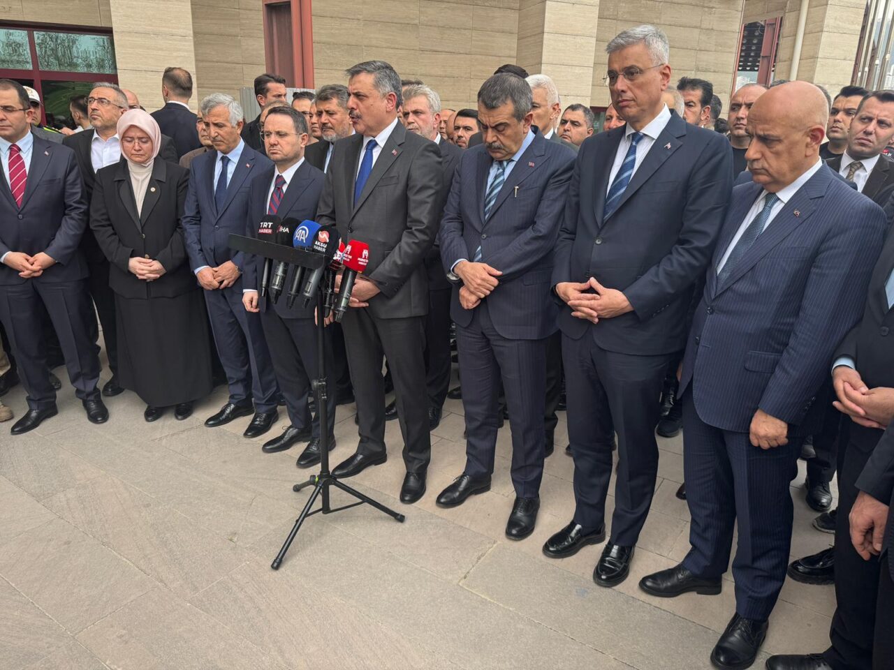 - "Bu hadisenin neticesinde 9 vefatımız var. Bunlardan 8'i öğrenci,