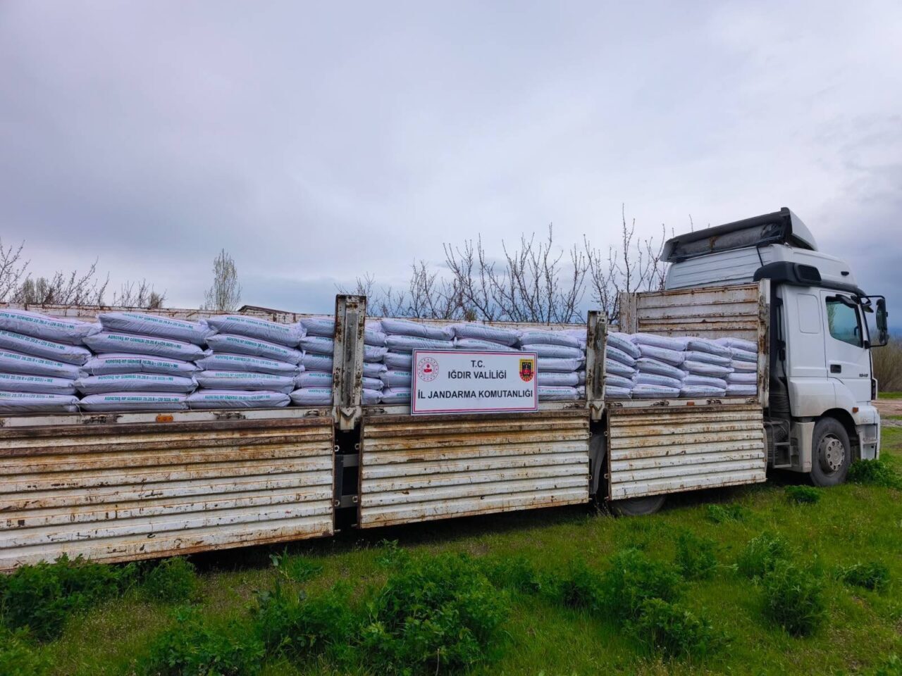 IĞDIR (AA) – Iğdır'da kaçak gübreleri piyasaya sürmeye çalışan 2