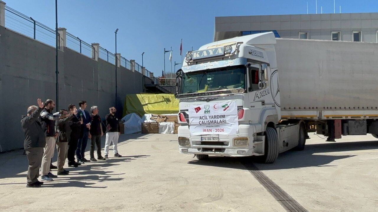 - İHH Genel Başkan Yardımcısı Mustafa Özbek:
- "Bugün iki tırımızı