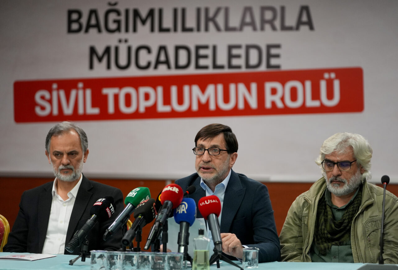 - İHH İnsani Yardım Vakfı Mütevelli Heyeti Üyesi Osman Atalay:
-