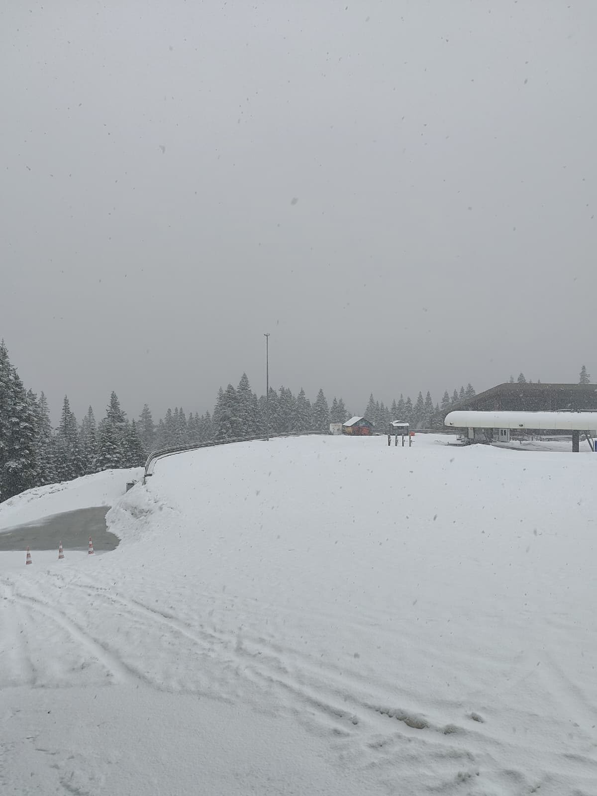 KASTAMONU (AA) – Ilgaz Dağı'nda kar yağışı etkili oluyor. Kastamonu-Çankırı