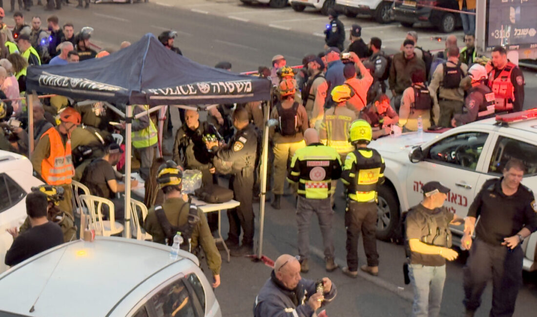 -  İsrail itfaiyesi, füzenin isabet ettiği binanın tamamen çökme