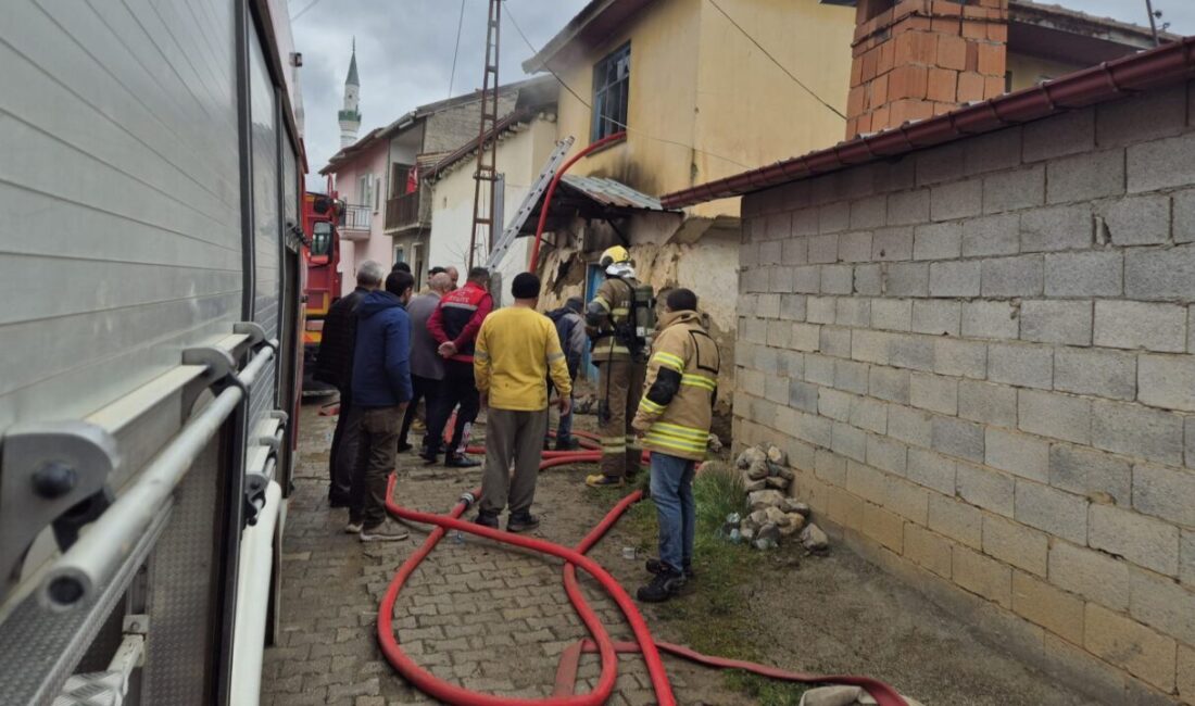 ISPARTA (AA) – Isparta'nın Yalvaç ilçesinde 3 evde çıkan yangın,