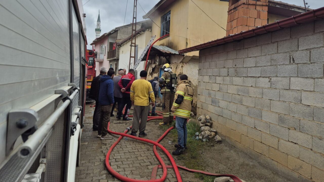 ISPARTA (AA) – Isparta'nın Yalvaç ilçesinde 3 evde çıkan yangın,