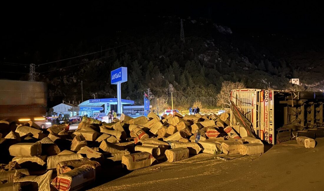 ISPARTA (AA) – Isparta’nın Eğirdir ilçesinde saman yüklü tırın devrilmesi