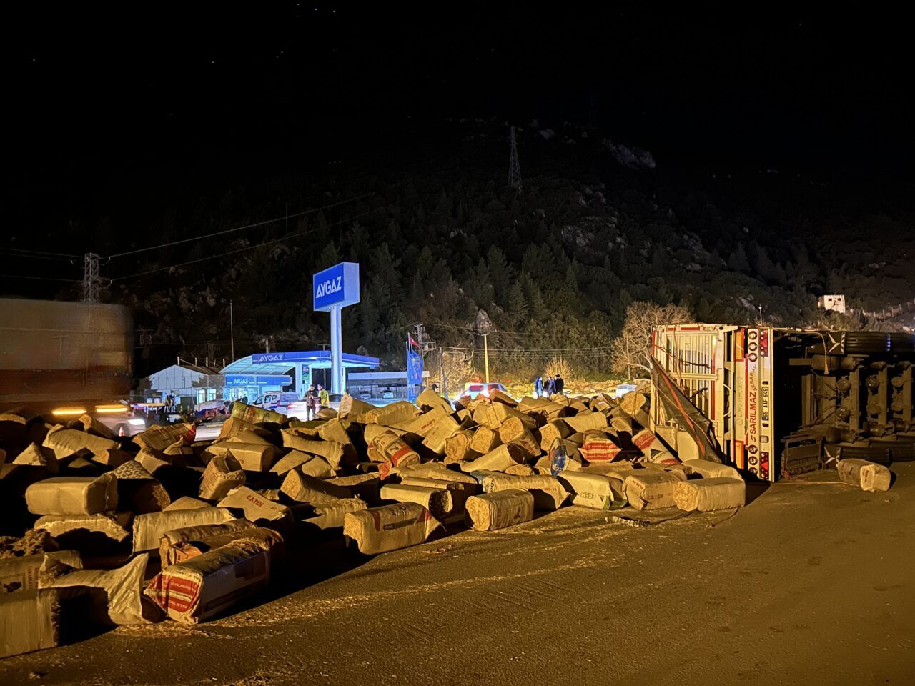 ISPARTA (AA) – Isparta’nın Eğirdir ilçesinde saman yüklü tırın devrilmesi