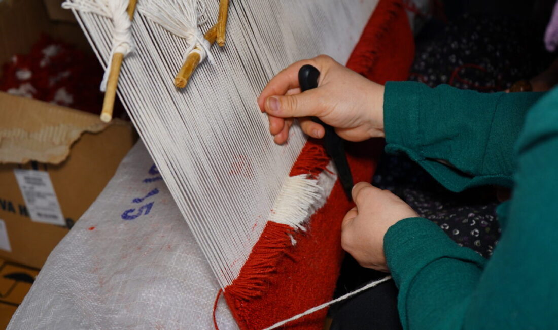ISPARTA (AA) – Isparta'nın Keçiborlu ilçesinde küçük yaşlarda kilim ve