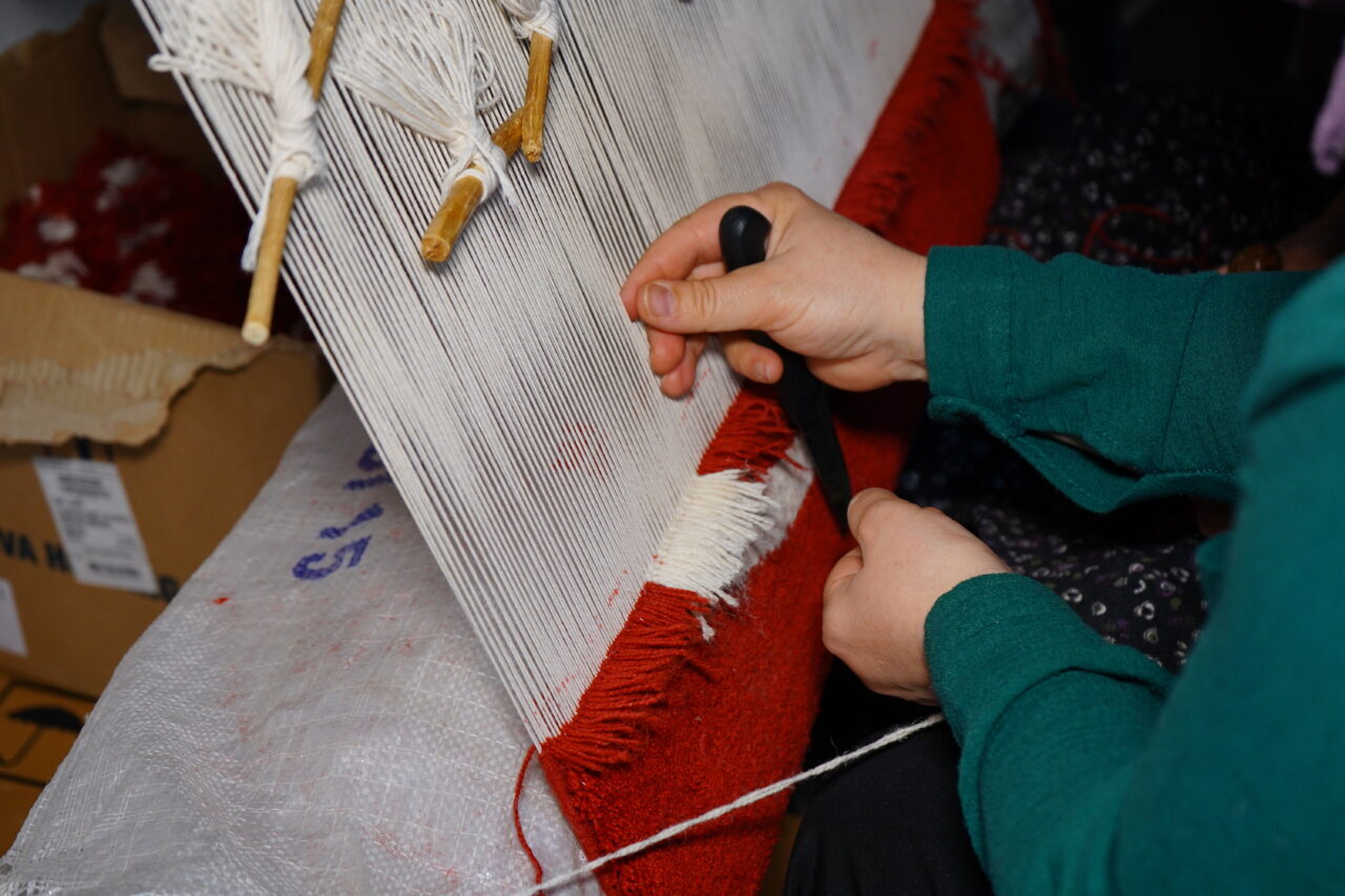 ISPARTA (AA) – Isparta'nın Keçiborlu ilçesinde küçük yaşlarda kilim ve