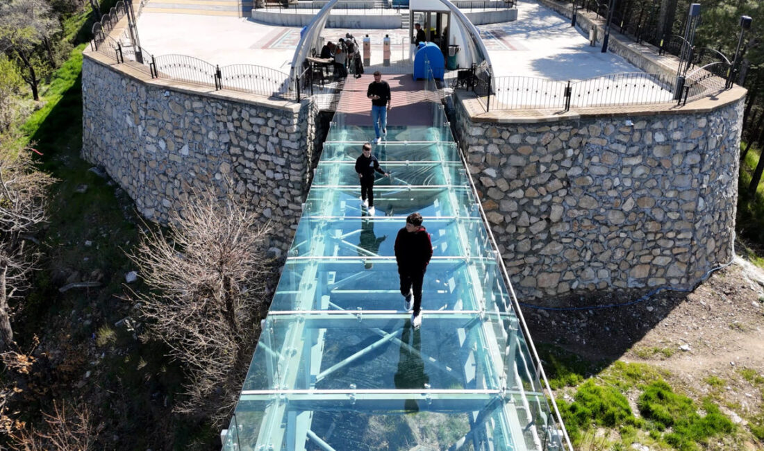 ISPARTA (AA) – Isparta'da Kirazlıdere Cam Seyir Terası, açıldığı günden