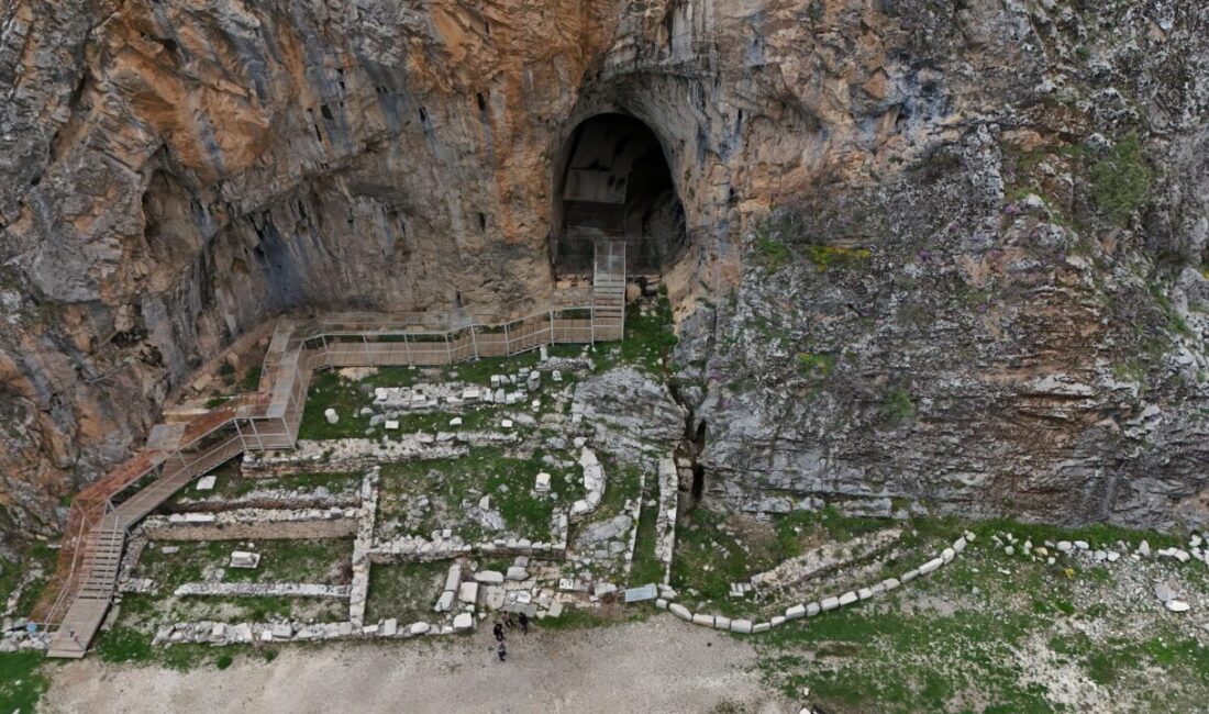 ISPARTA (AA) – Isparta'nın Aksu ilçesinde bulunan Zindan Mağarası, doğal
