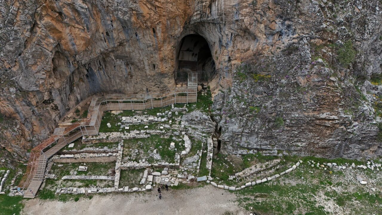 ISPARTA (AA) – Isparta'nın Aksu ilçesinde bulunan Zindan Mağarası, doğal