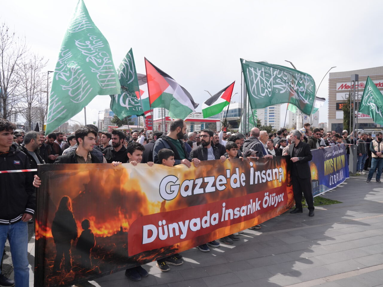 DİYARBAKIR (AA) – Diyarbakır'da, İsrail'in Filistinli esirler hakkında idamı öngören