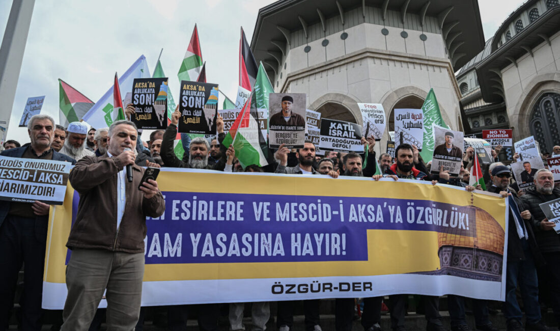 İSTANBUL (AA) – Beyoğlu'nda Özgür-Der öncülüğünde bir araya gelen sivil