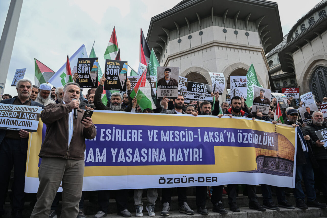 İSTANBUL (AA) – Beyoğlu'nda Özgür-Der öncülüğünde bir araya gelen sivil