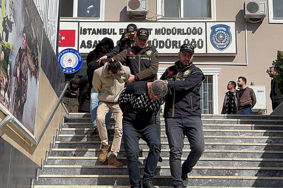 İSTANBUL (AA) – İstanbul ve İzmir'de düzenlenen fuhuş operasyonunda gözaltına