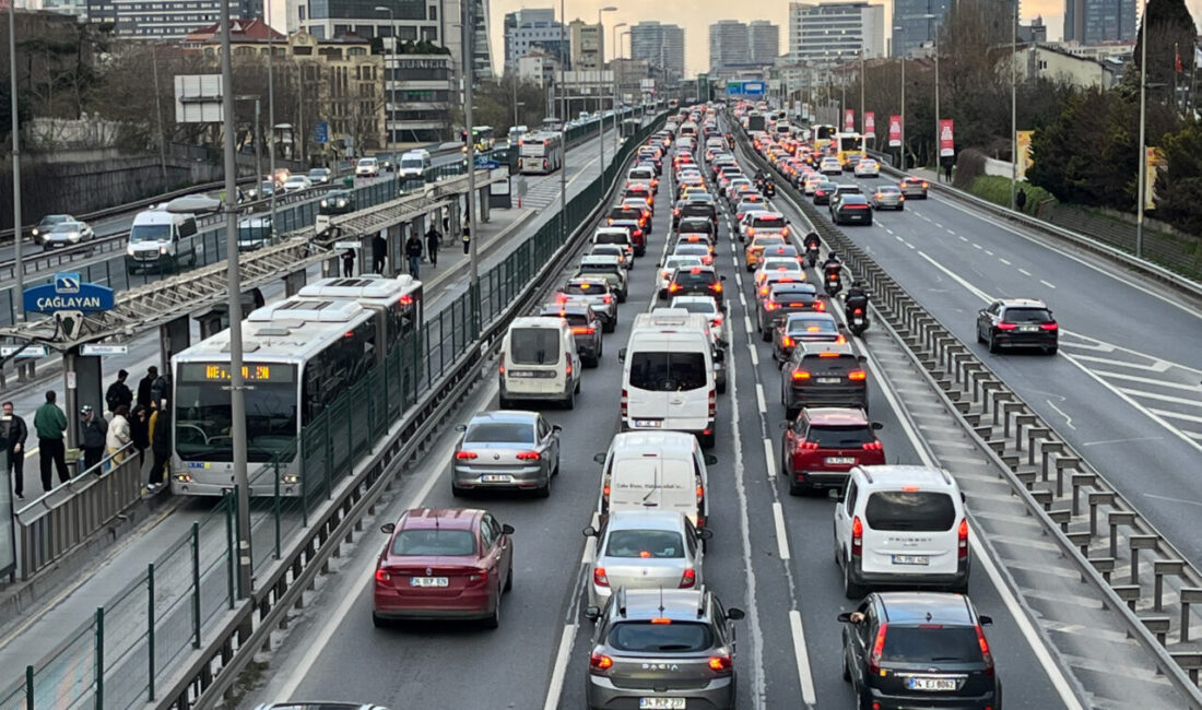 İSTANBUL (AA) – İstanbul'da haftanın dördüncü iş günü akşam saatlerinde