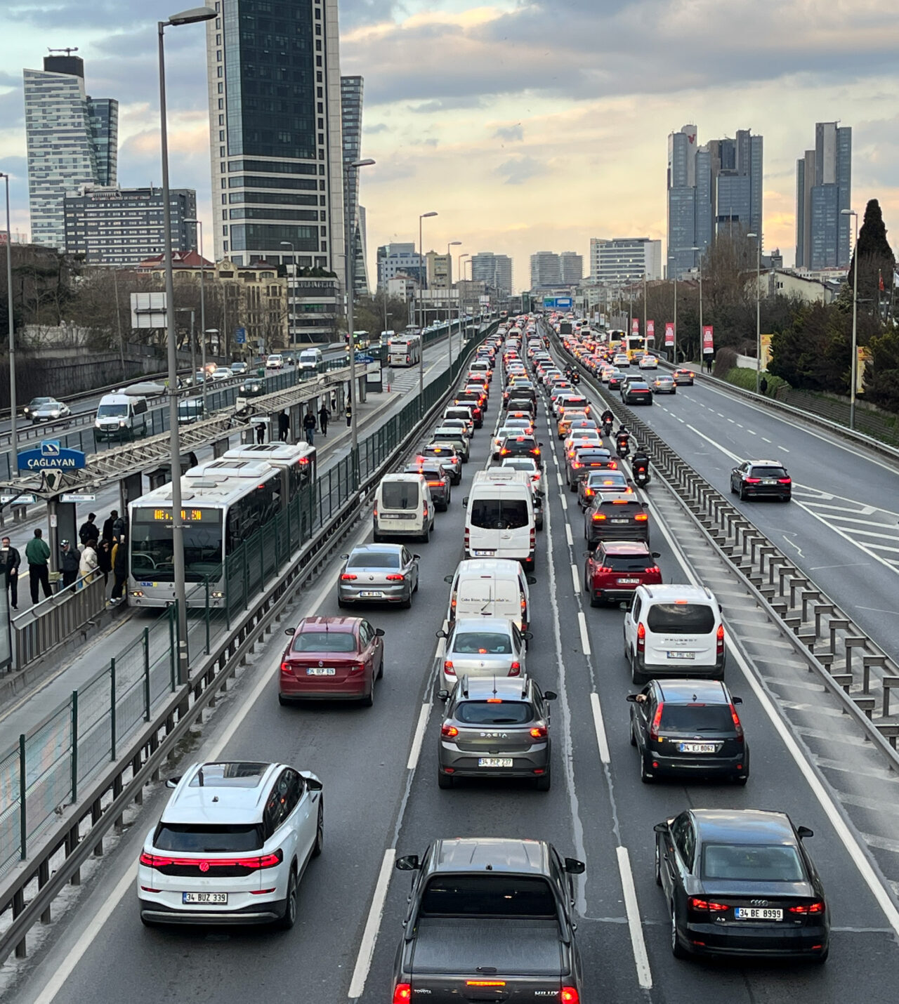 İSTANBUL (AA) – İstanbul'da haftanın dördüncü iş günü akşam saatlerinde