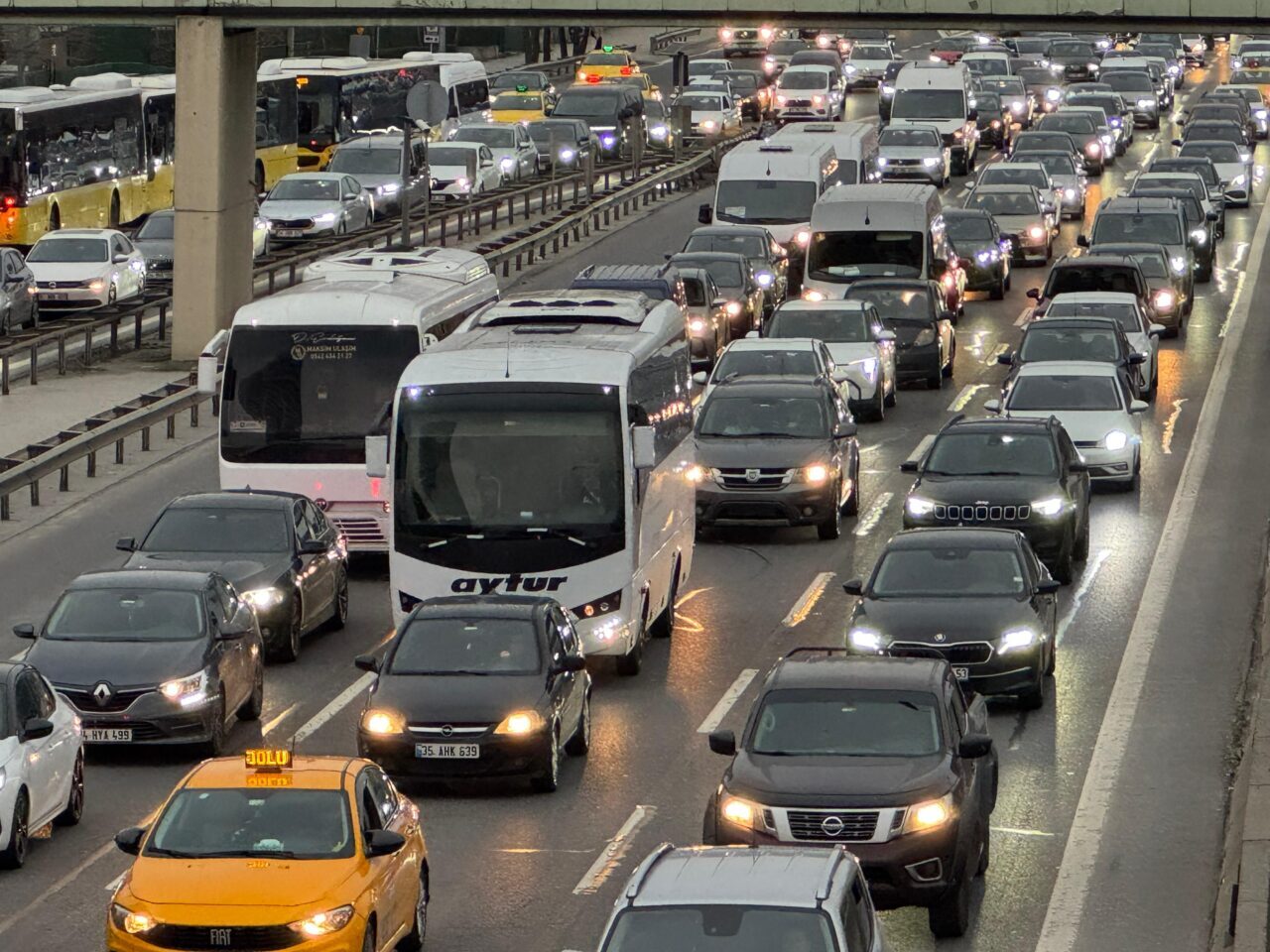 İSTANBUL (AA) – İstanbul'da haftanın üçüncü iş günü bazı bölgelerde