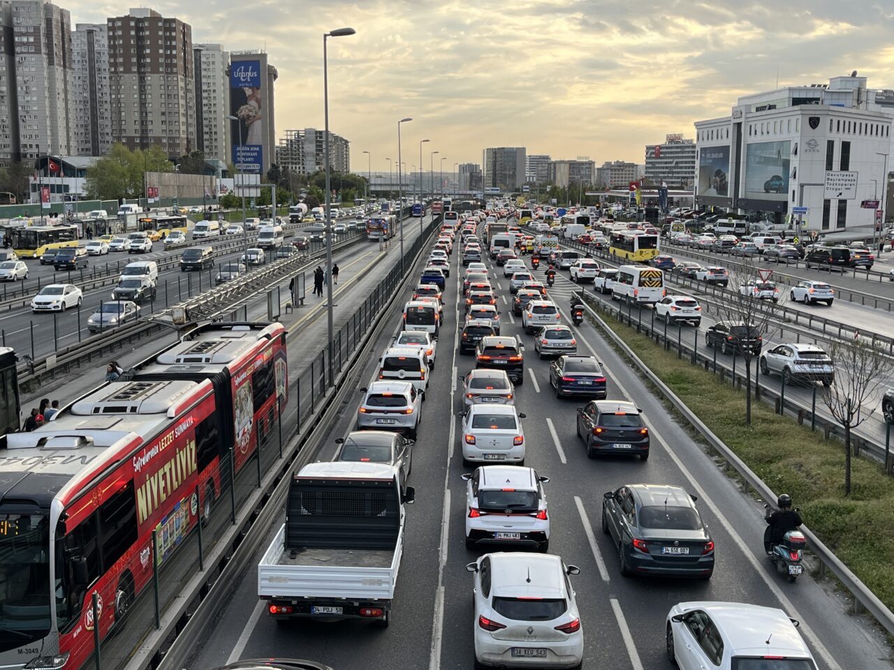 - Avrupa Yakası'nda D-100 kara yolunda, Cevizlibağ, Mecidiyeköy ve 15