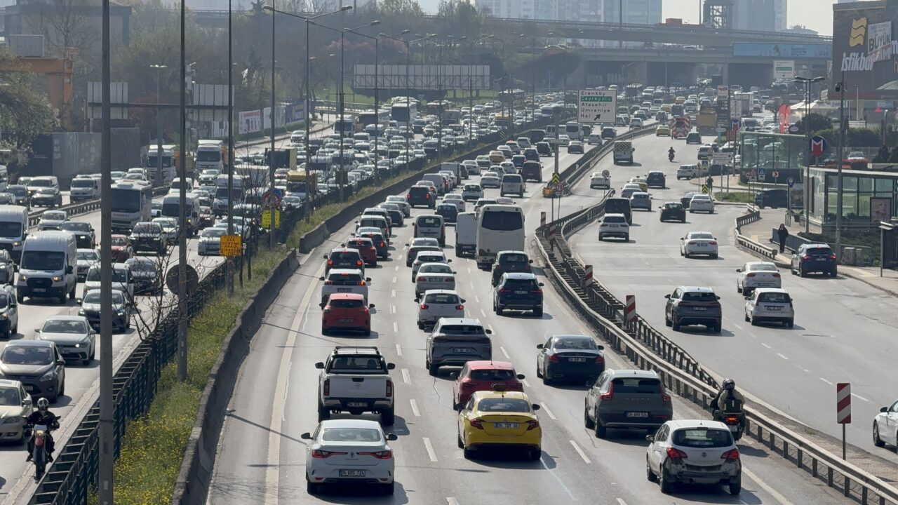 İSTANBUL (AA) – İstanbul'da haftanın ikinci iş gününde sabah saatlerinde