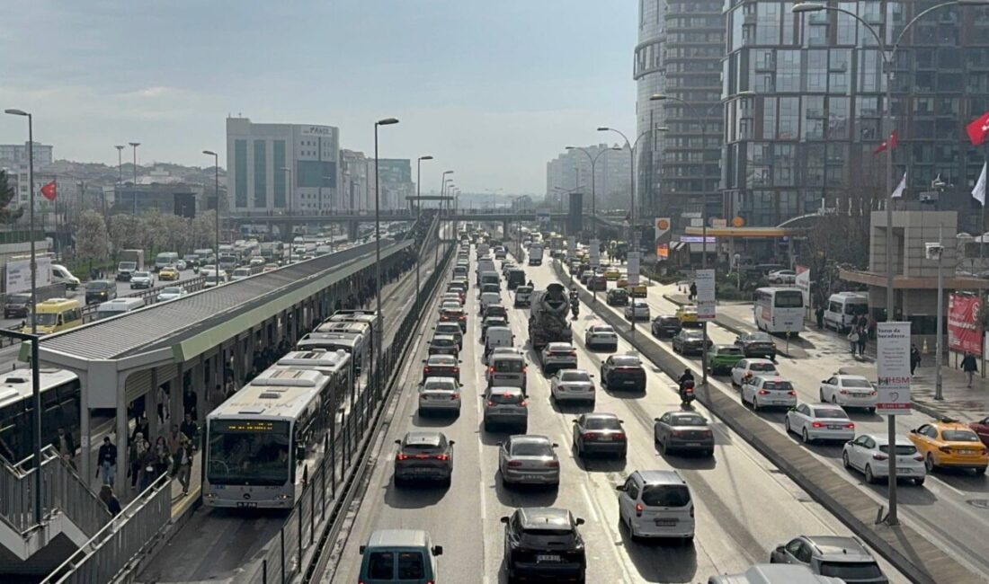 İSTANBUL (AA) – İstanbul'da sabah saatlerinde bazı bölgelerde trafik yavaş