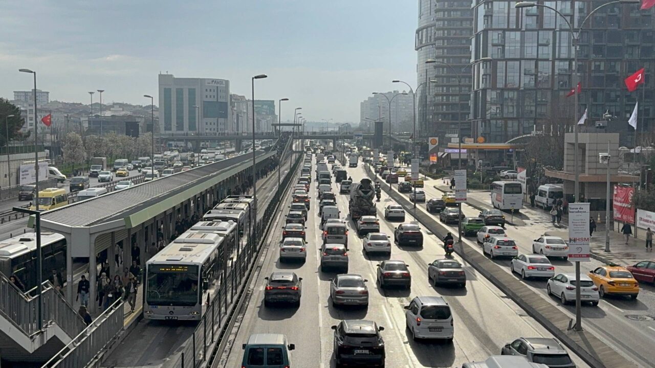 İSTANBUL (AA) – İstanbul'da sabah saatlerinde bazı bölgelerde trafik yavaş