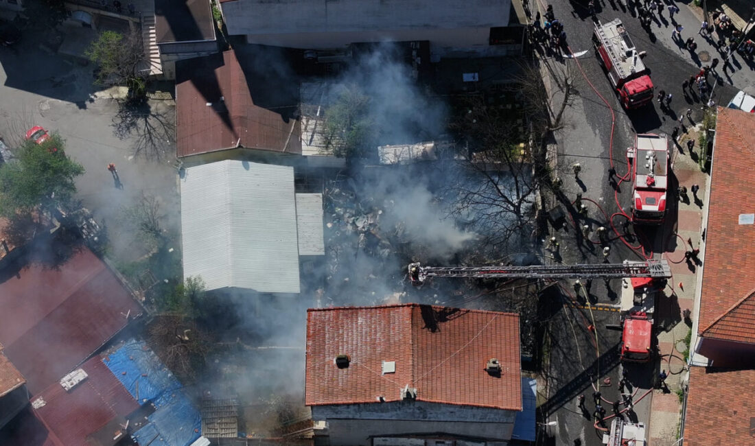 İSTANBUL (AA) – Ümraniye'deki hurdalık alanda çıkan yangın, itfaiye ekiplerinin
