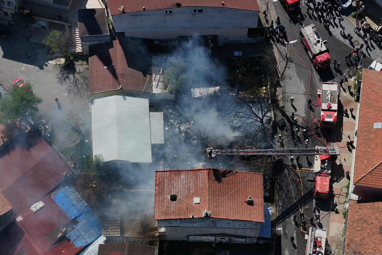 İSTANBUL (AA) – Ümraniye'deki hurdalık alanda çıkan yangın, itfaiye ekiplerinin