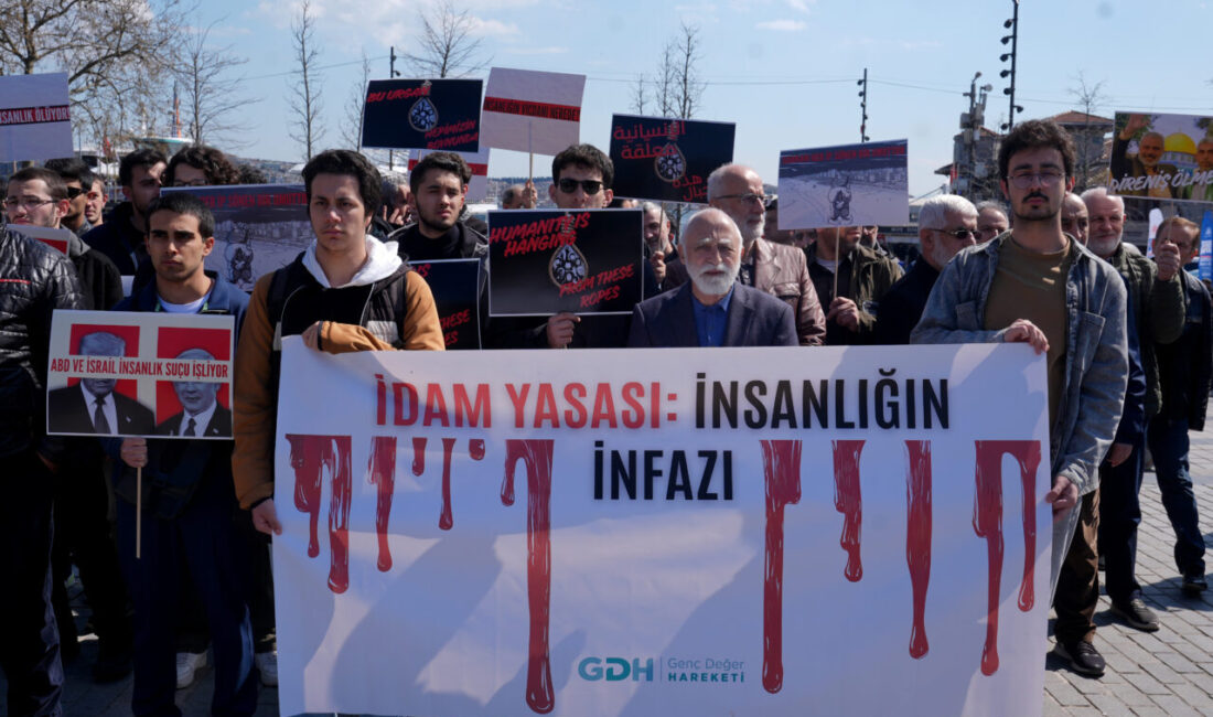 İSTANBUL (AA) – Beşiktaş'ta bir araya gelen üniversite öğrencileri, İsrail'in