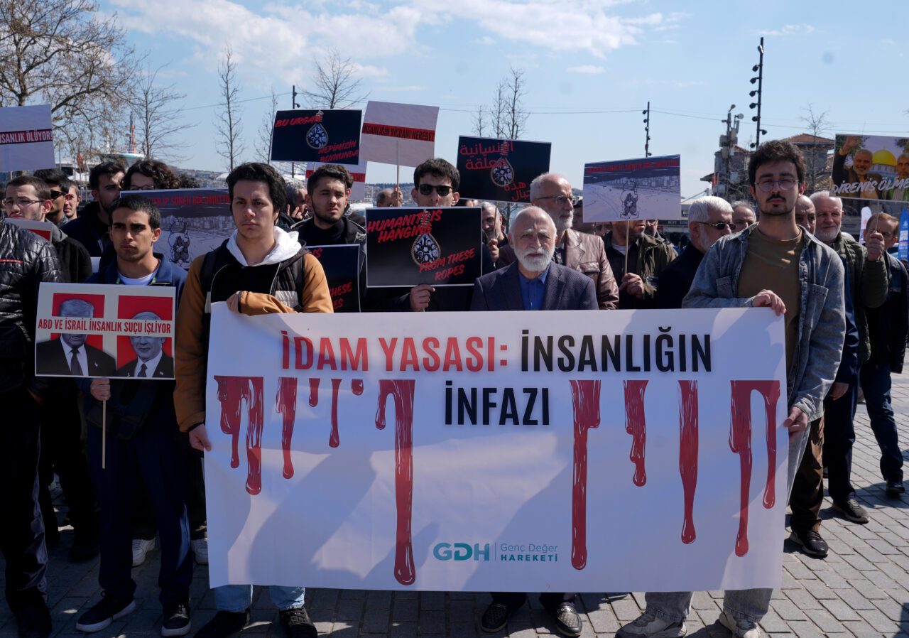 İSTANBUL (AA) – Beşiktaş'ta bir araya gelen üniversite öğrencileri, İsrail'in