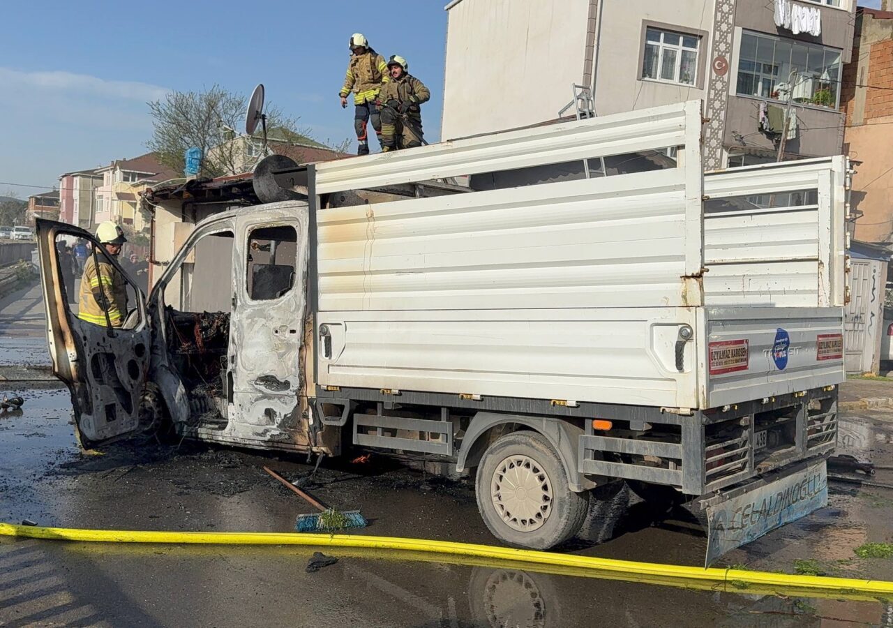 İSTANBUL (AA) – Sancaktepe'de seyir halindeki kamyonette başlayan ve bir