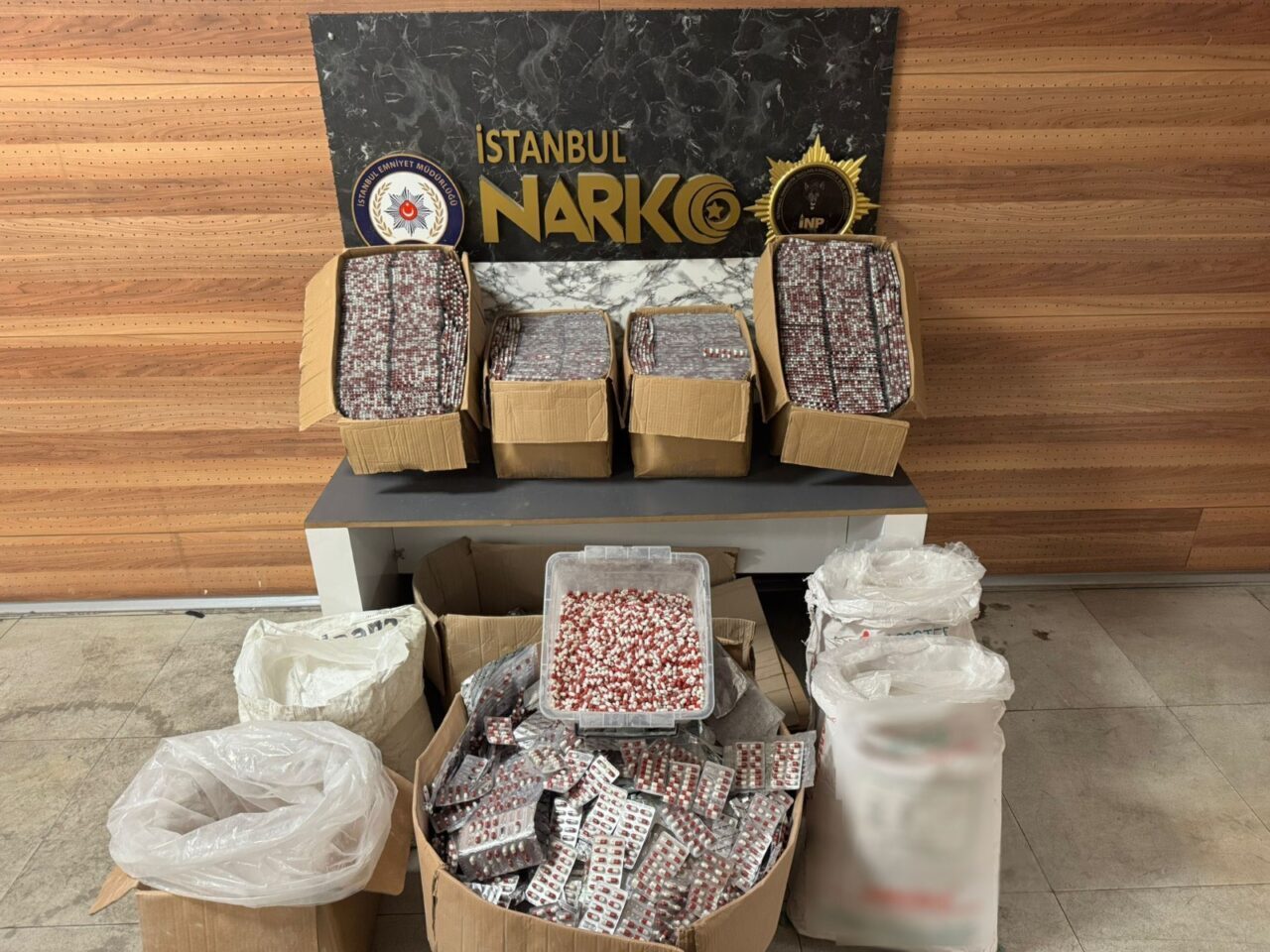 İSTANBUL (AA) – Sultanbeyli ve Çekmeköy'de bir ev ve depoya