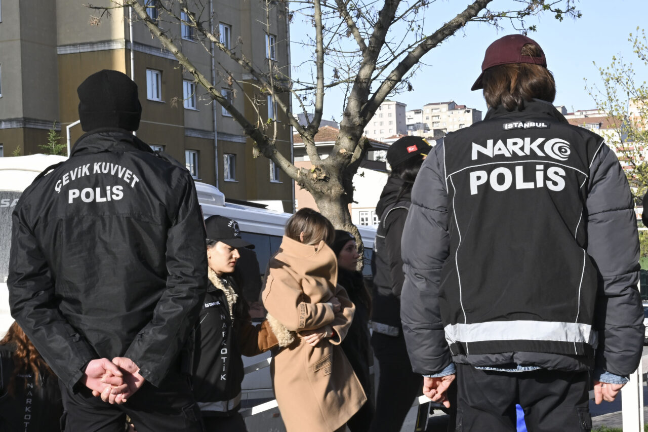 İSTANBUL (AA) – İstanbul'da uyuşturucu soruşturması kapsamında düzenlenen operasyonda gözaltına