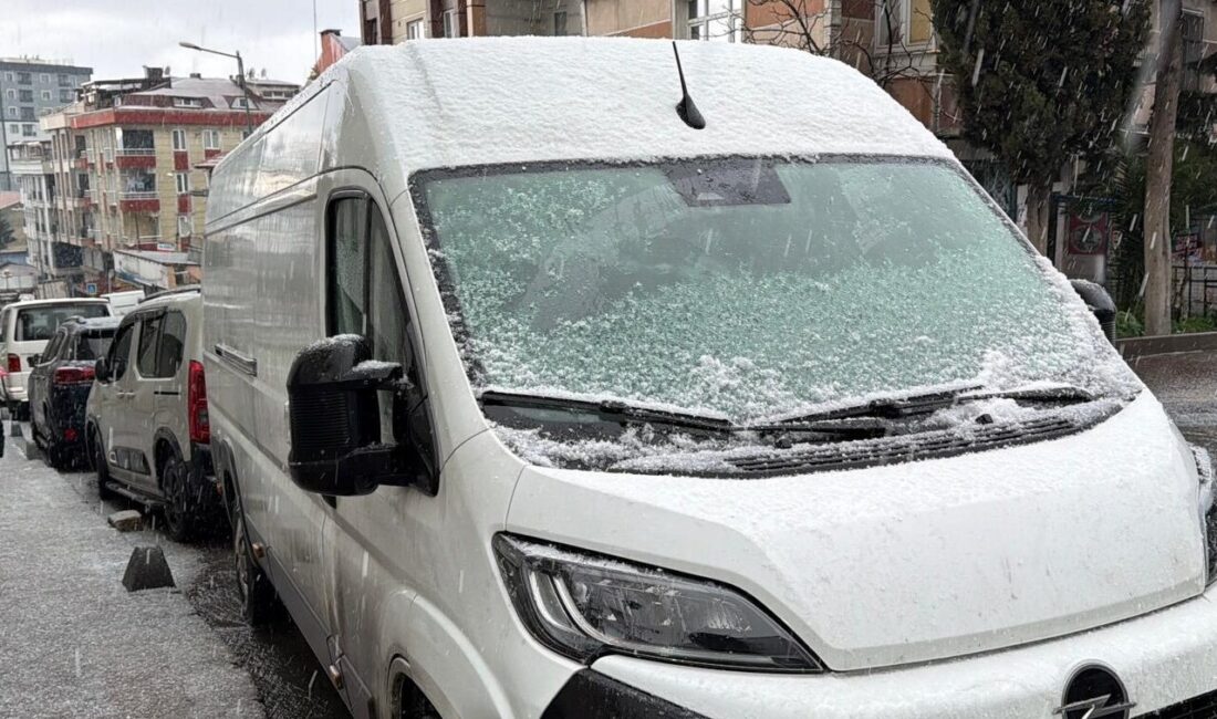 İSTANBUL (AA) – İstanbul'un bazı ilçelerinde sağanak ve dolu etkili