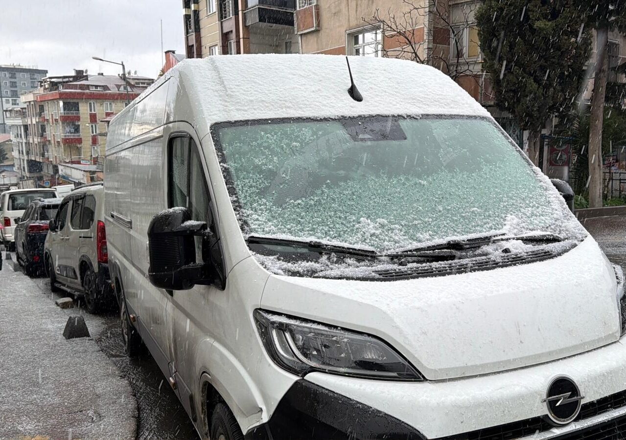 İSTANBUL (AA) – İstanbul'un bazı ilçelerinde sağanak ve dolu etkili