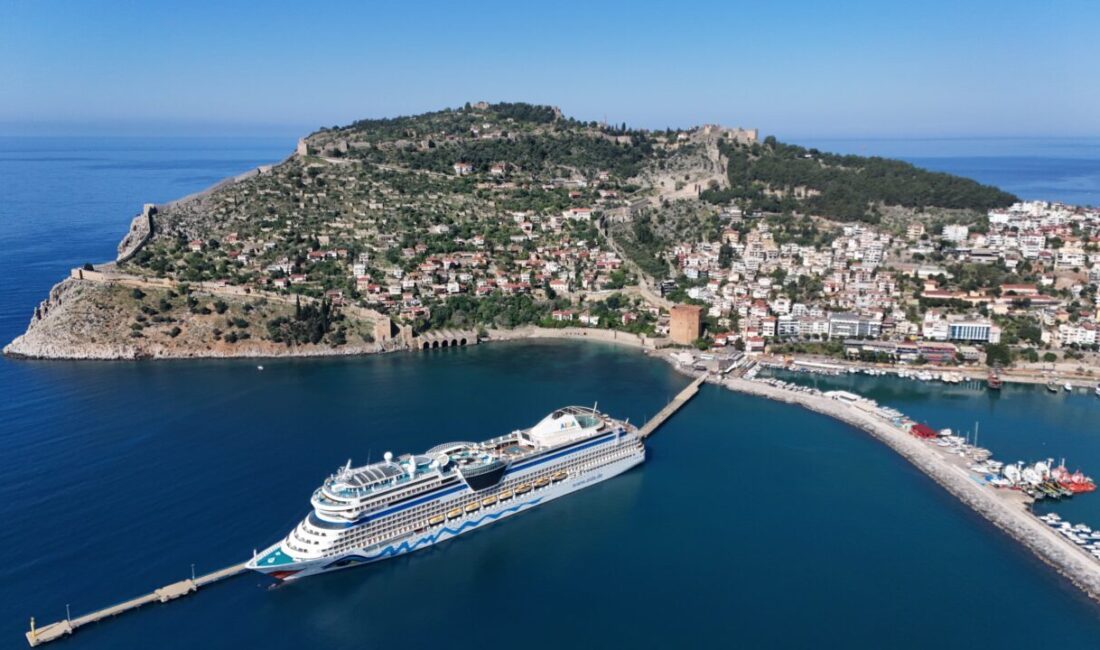 ANTALYA (AA) – İtalya bayraklı "Aida Stella" adlı kruvaziyer, Antalya'nın