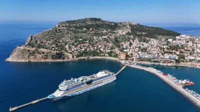 ANTALYA (AA) – İtalya bayraklı "Aida Stella" adlı kruvaziyer, Antalya'nın