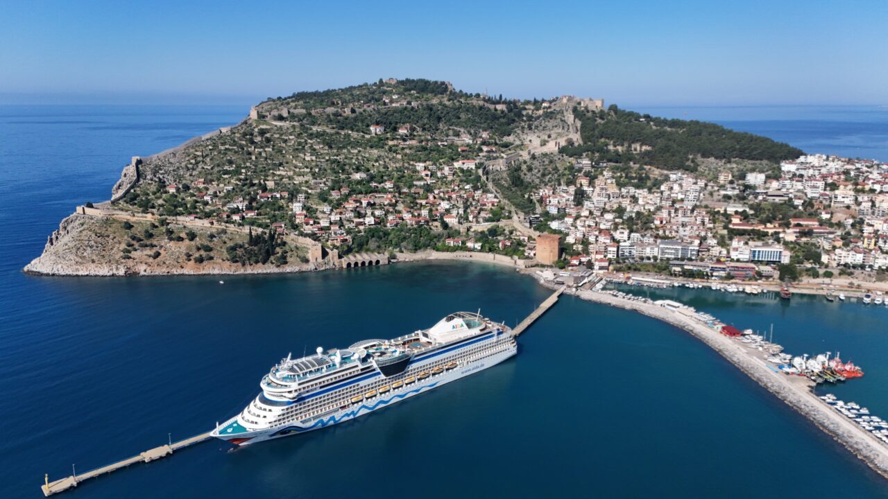 ANTALYA (AA) – İtalya bayraklı "Aida Stella" adlı kruvaziyer, Antalya'nın