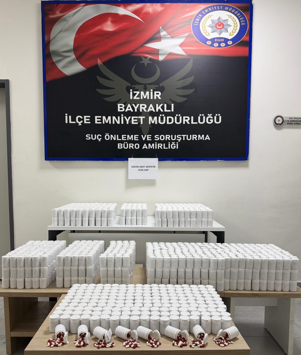 İZMİR (AA) – İzmir'in Bayraklı ilçesinde 102 bin 596 uyuşturucu