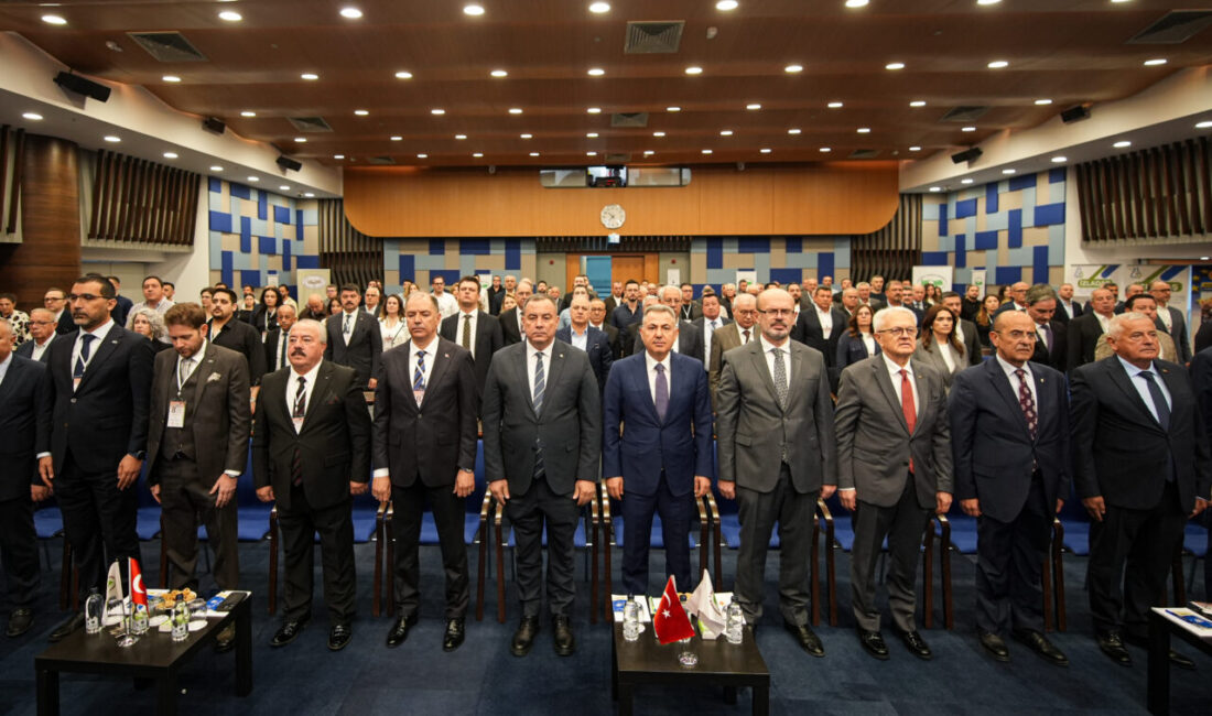 İZMİR (AA) – İzmir'de, "Türk Pamuğunda Kritik Eşik" ana temasıyla