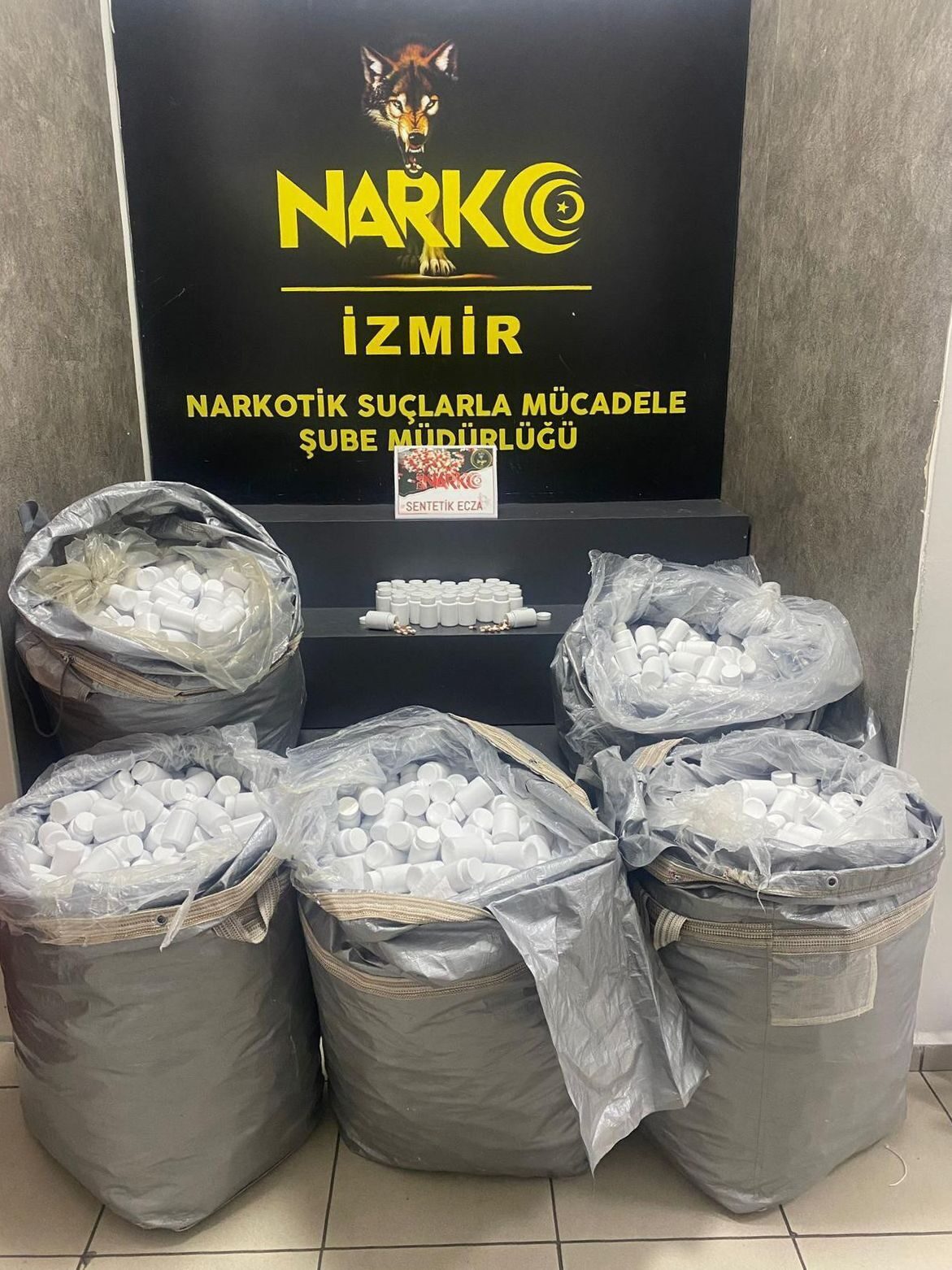 İZMİR (AA) – İzmir'in Kemalpaşa ilçesinde durdurulan hafif ticari araçta