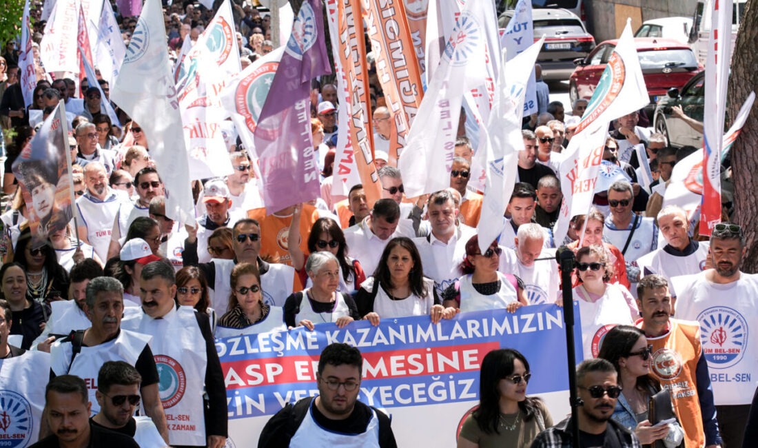 İZMİR (AA) – İzmir'de çeşitli belediyelerde çalışan memurlar, toplu sözleşme