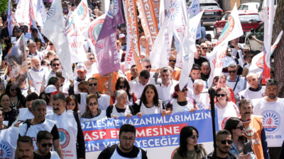 İZMİR (AA) – İzmir'de çeşitli belediyelerde çalışan memurlar, toplu sözleşme
