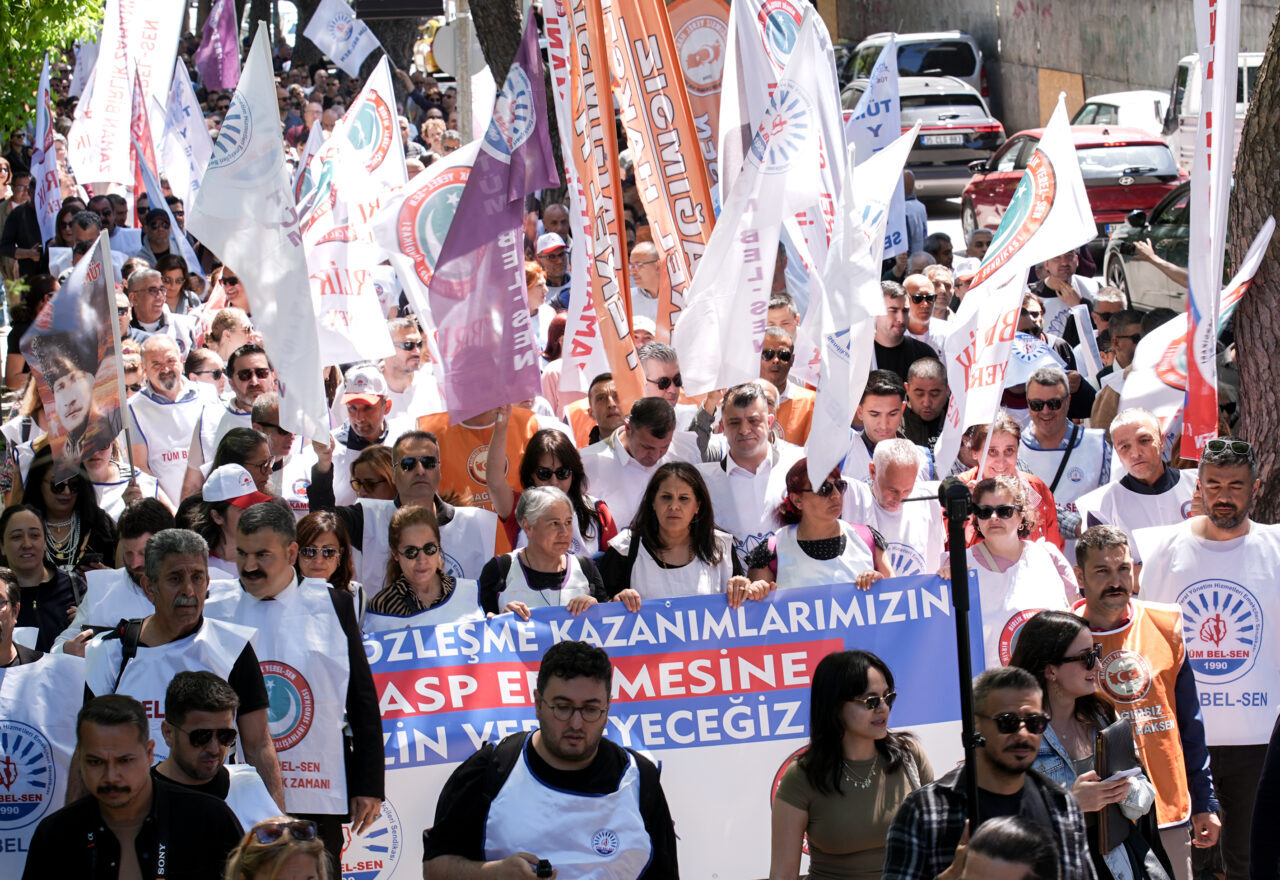 İZMİR (AA) – İzmir'de çeşitli belediyelerde çalışan memurlar, toplu sözleşme